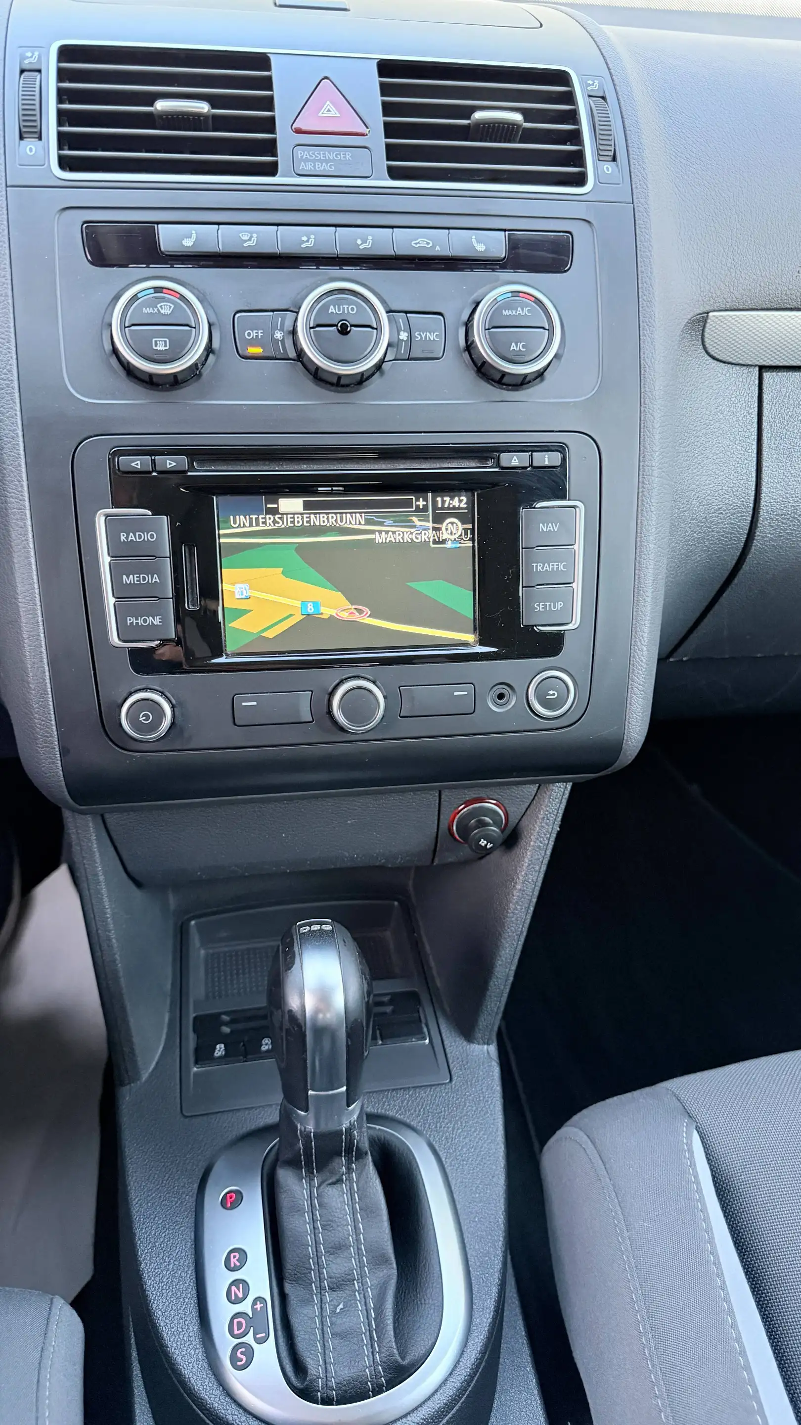 Volkswagen Touran Life BMT Automatik — photo 11
