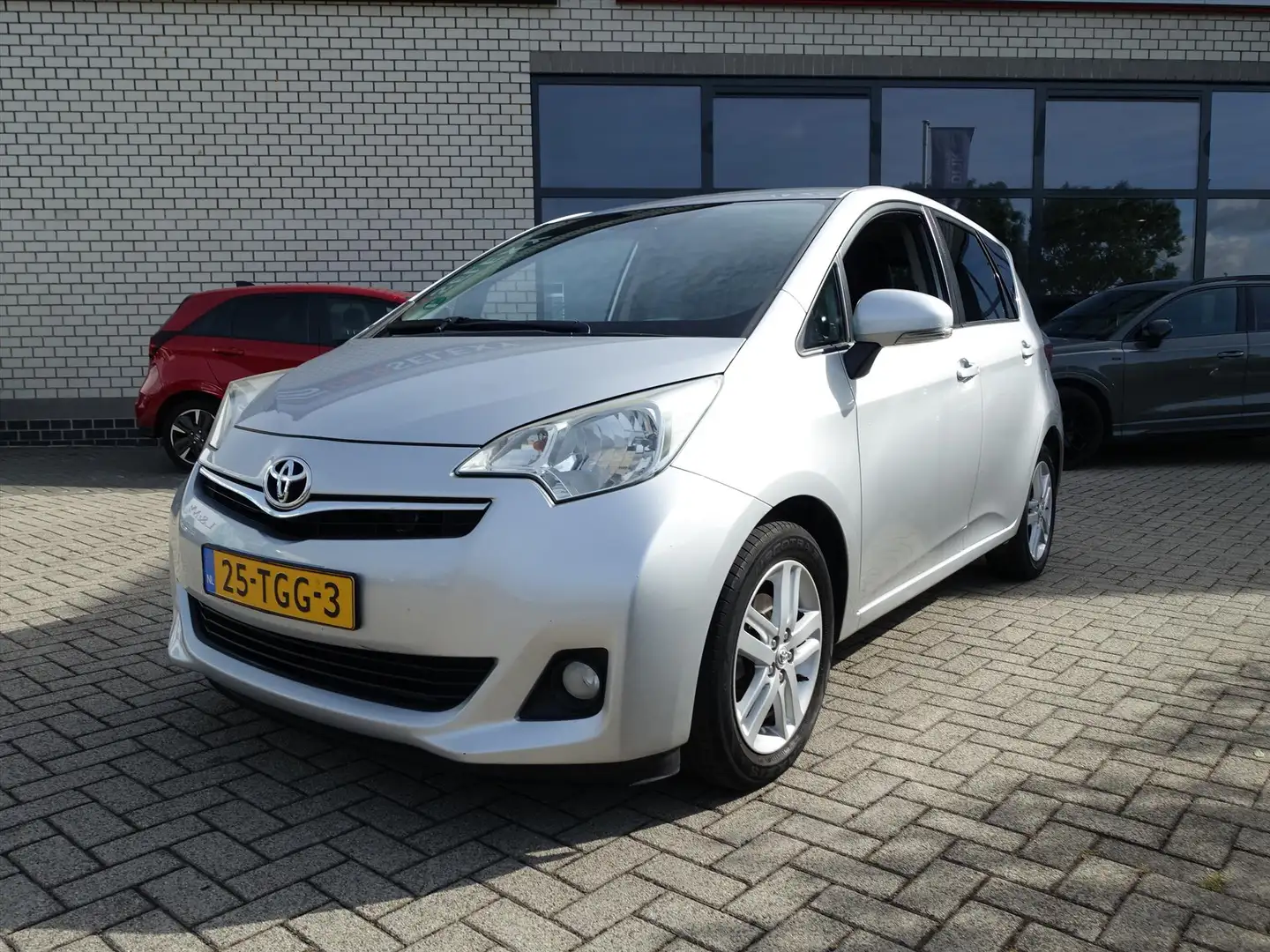 Toyota Verso-S 1.3 VVT-i 99pk Dynamic Trekhaak Navi + Camera Zilver - 2