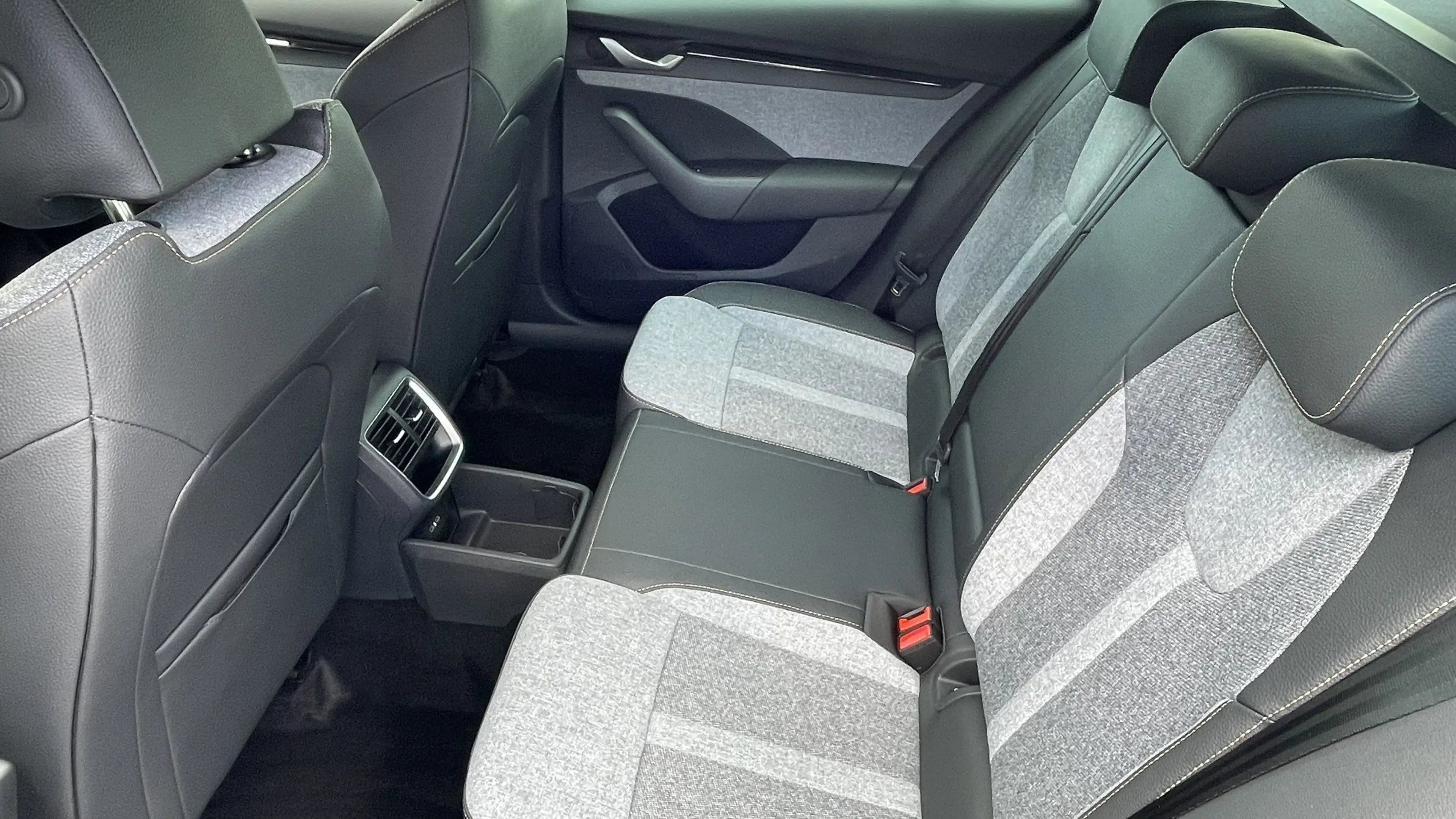 Skoda Octavia Combi 1.5 TSI DSG Edition Alu17" PDC RFK LED SHZG — photo 14