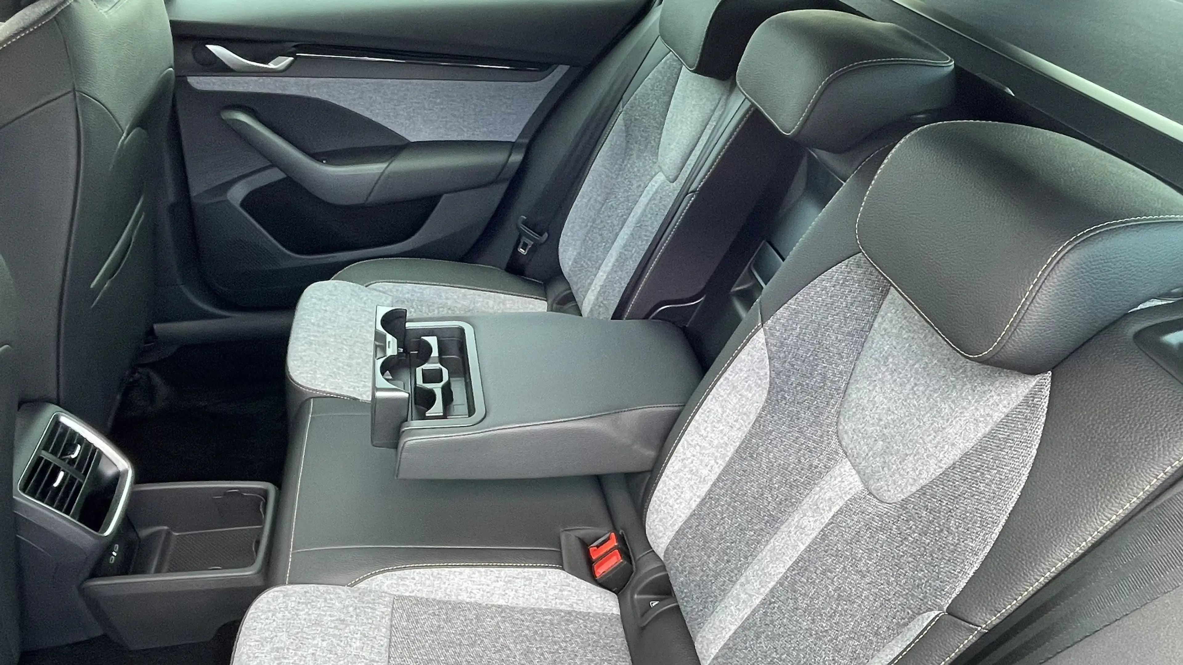Skoda Octavia Combi 1.5 TSI DSG Edition Alu17" PDC RFK LED SHZG — photo 15
