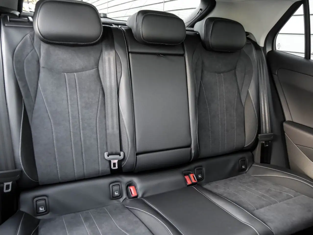 Volkswagen T-Roc Style 1.5 l eTSI DSG MATRIX PANO 4