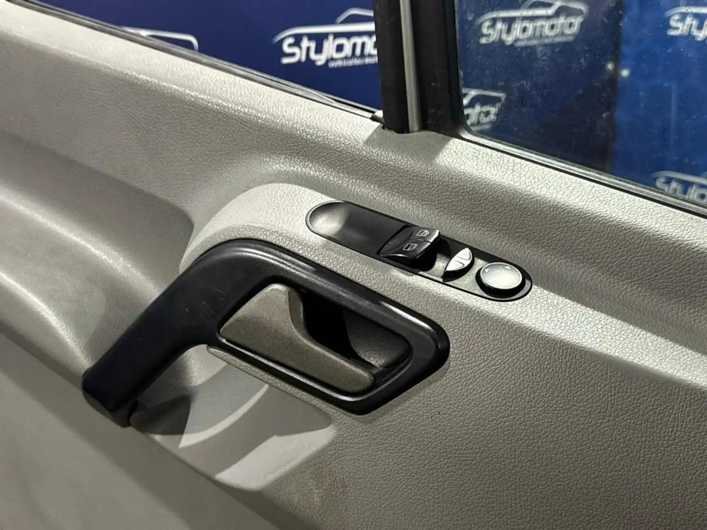 Mercedes-Benz Sprinter MERCEDES-BENZ Industrial Manual de 5 Pue Gris - 2