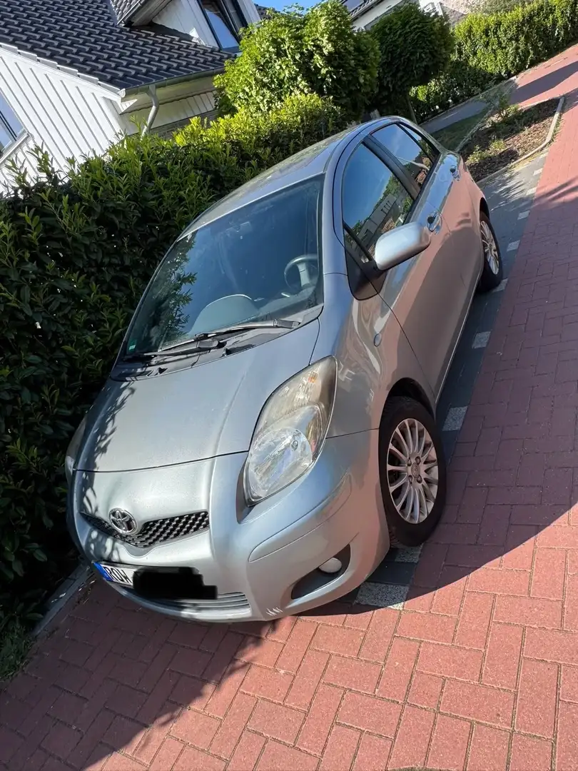Toyota Yaris Серебристый - 1