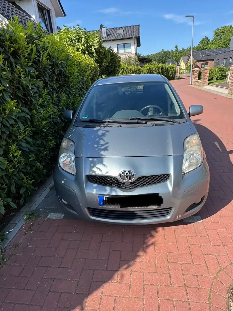 Toyota Yaris Серебристый - 2