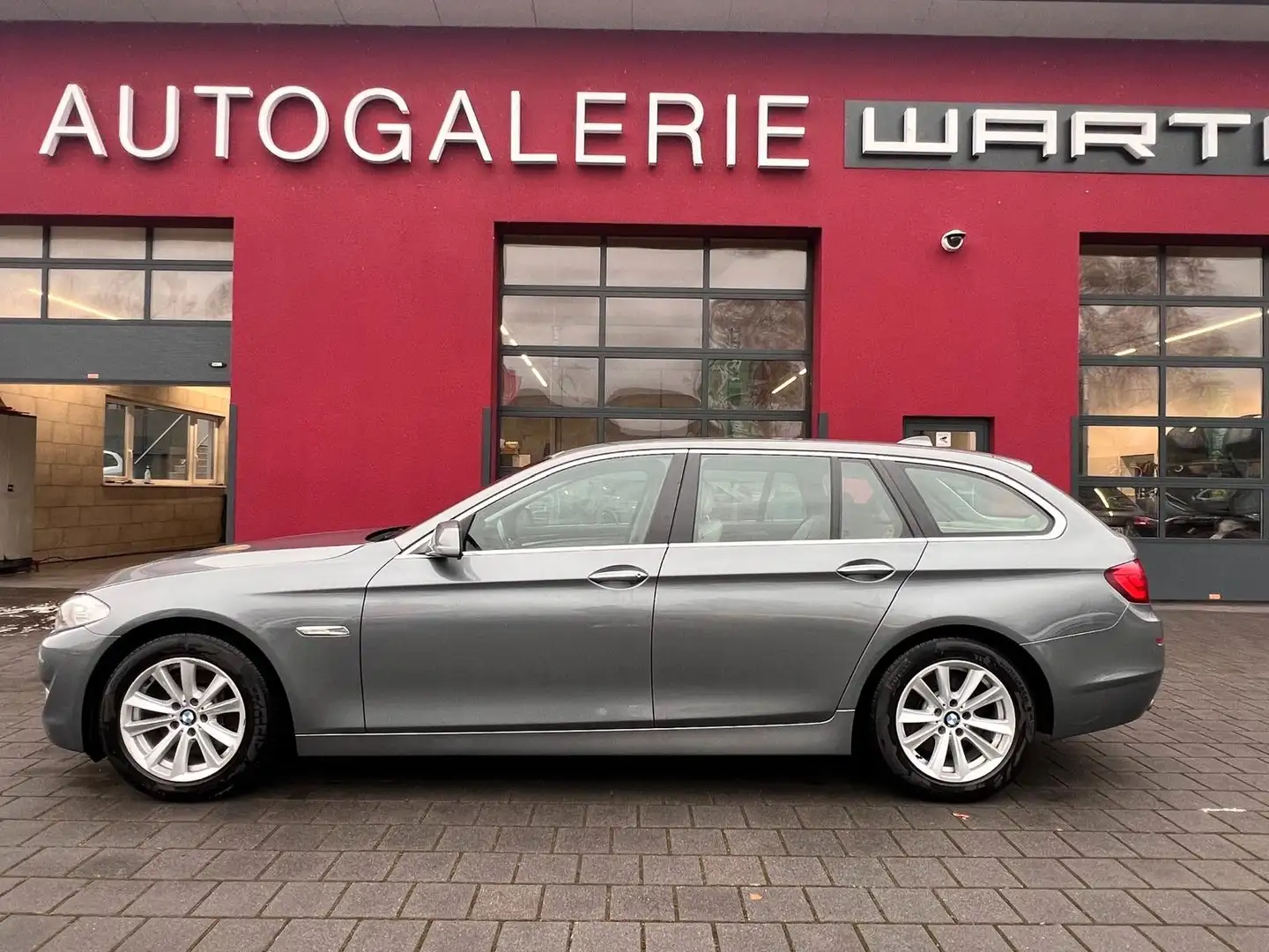 BMW 530 d Touring//NAVI PROFESSIONAL//XENON//TEMPOMAT Grau - 2