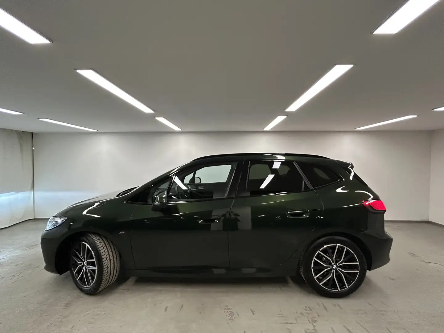 BMW 220 i Active Tourer M Sportpaket Head-Up HK HiFi Pano Grün - 2