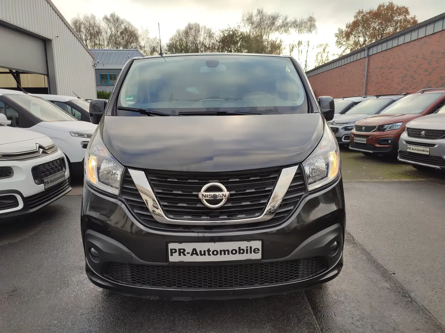 Nissan NV300 L1H1 2,7t PREMIUM Klima/8 Sitze/Alu Negro - 2