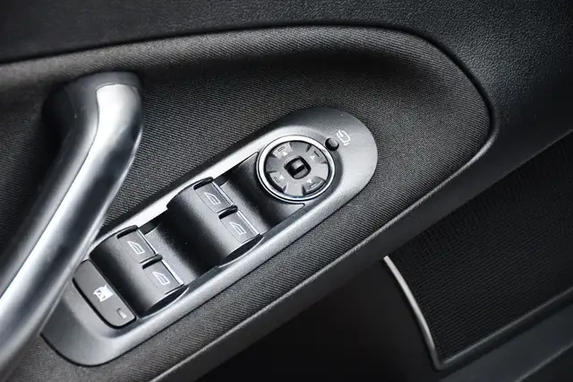 Ford Mondeo view 8