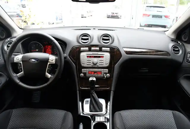 Ford Mondeo view 14