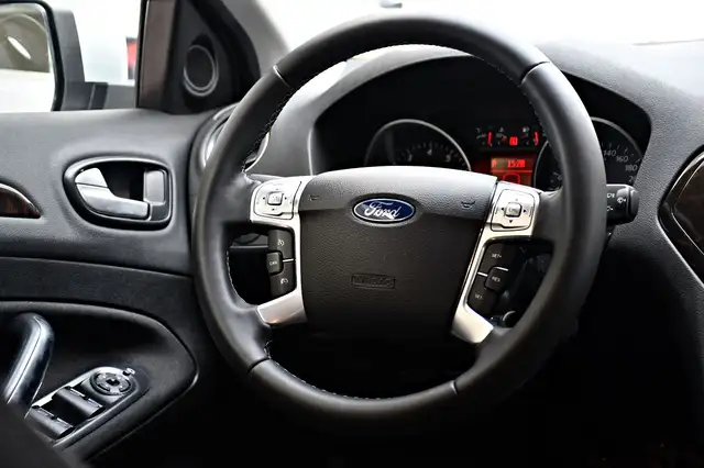 Ford Mondeo view 15