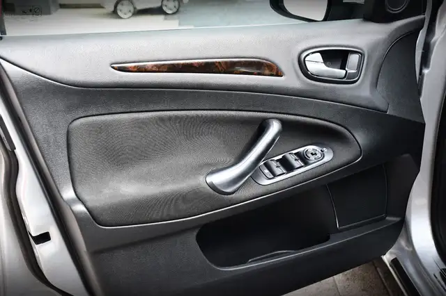 Ford Mondeo view 7