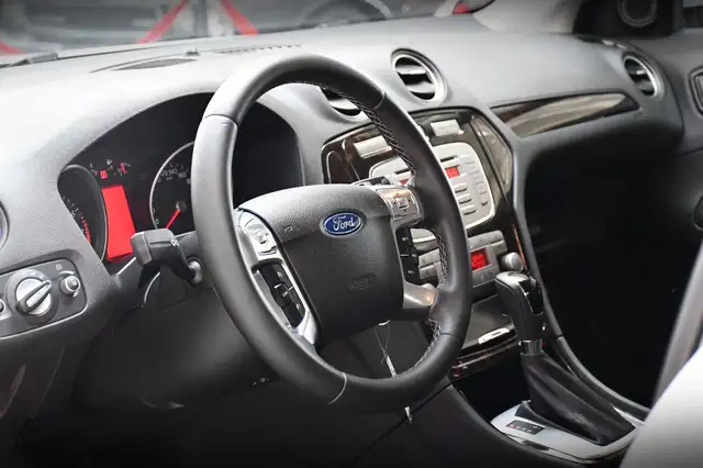 Ford Mondeo view 12