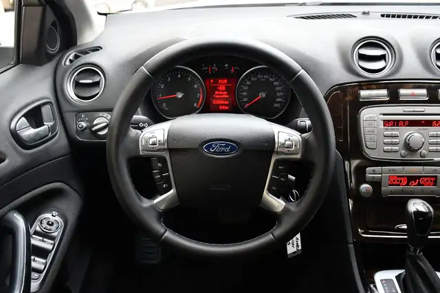 Ford Mondeo view 13