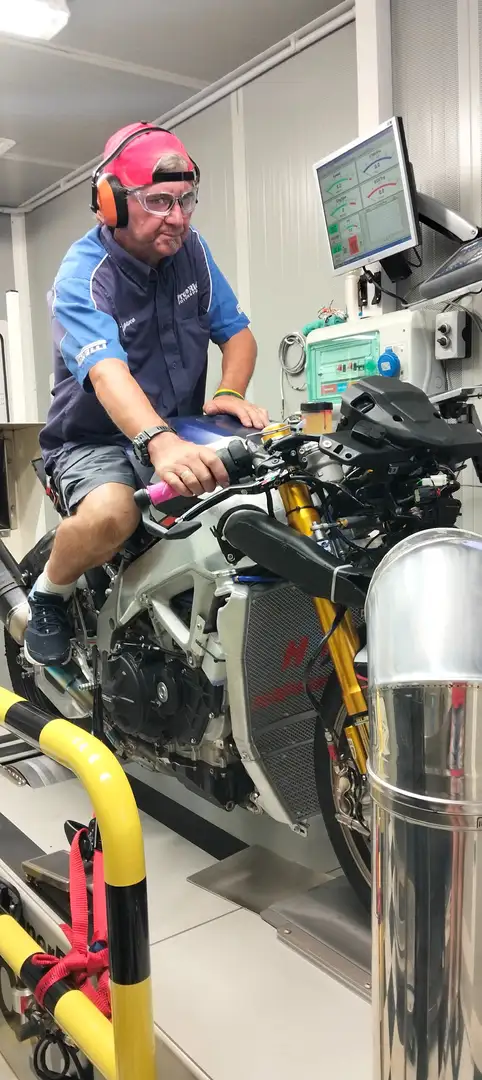 Aprilia RSV4 1100 Factory - 2