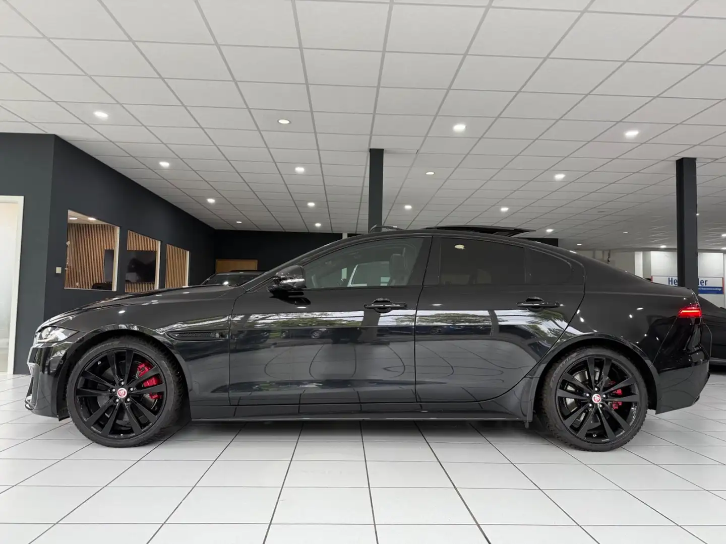 Jaguar XE R-Dynamic Black *PANO*LED*CAR-PLAY*ACC*360°* Schwarz - 2