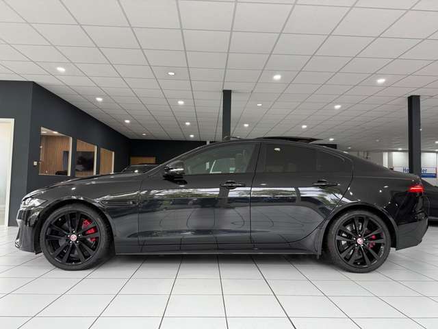 Jaguar XE R-Dynamic Black *PANO*LED*CAR-PLAY*ACC*360°*