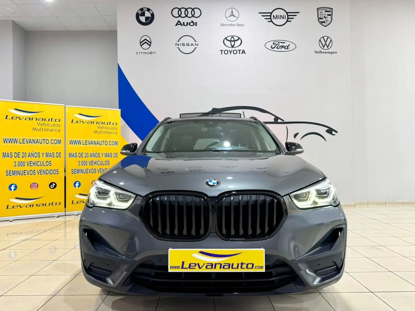 BMW X1 sDrive 18iA Gris - 2
