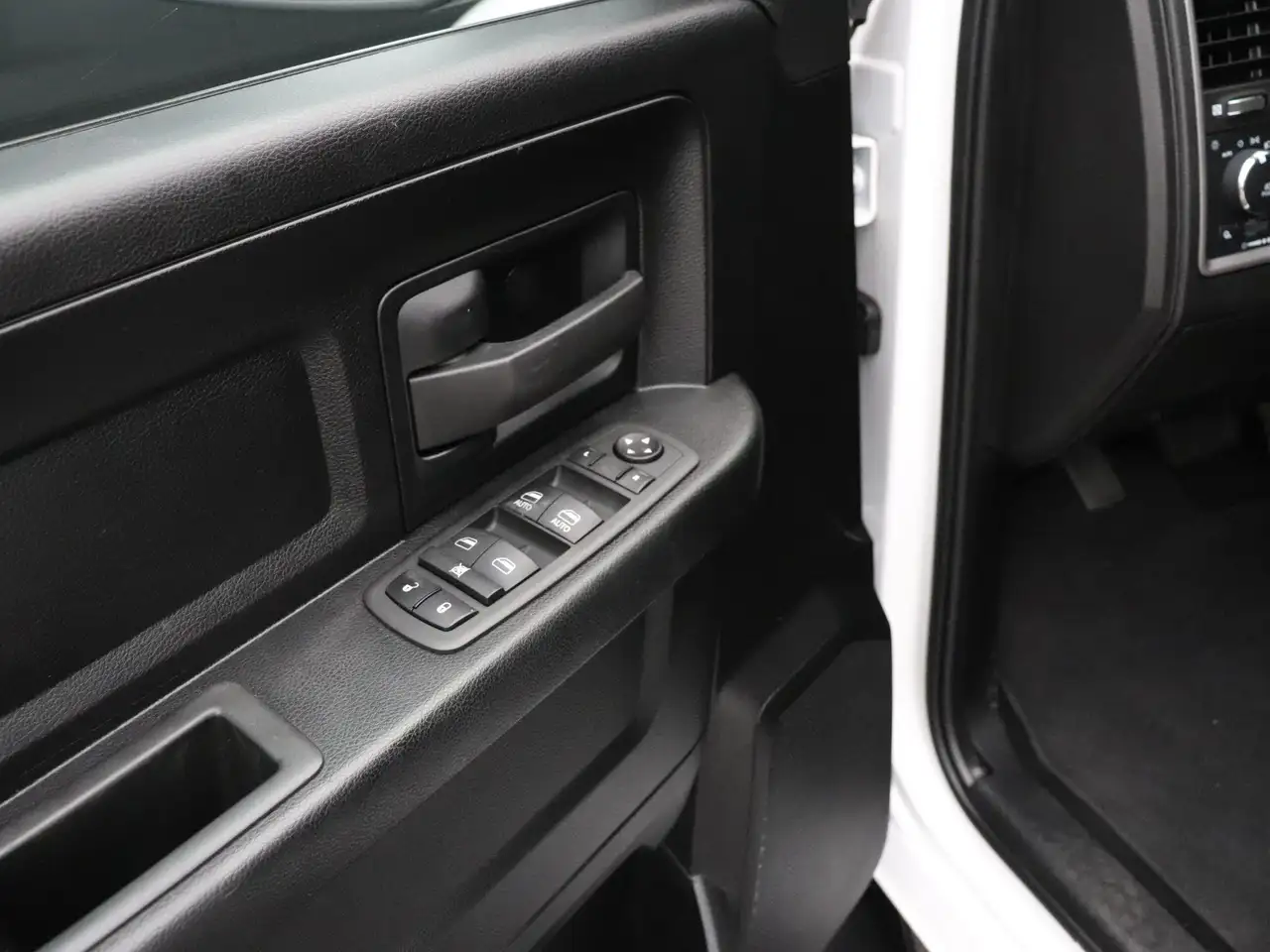 Dodge RAM 2023 — фото 16
