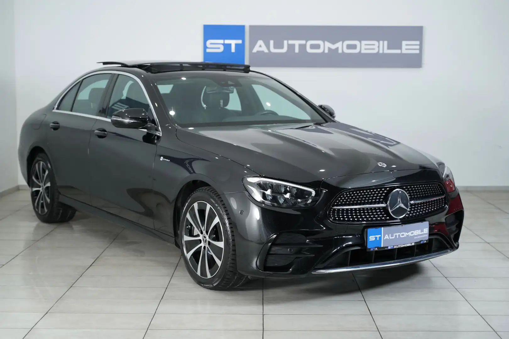 Mercedes-Benz E 300 de Aut. // 1.BESITZ // AMG-LINE // PANORAMADACH / Schwarz - 2