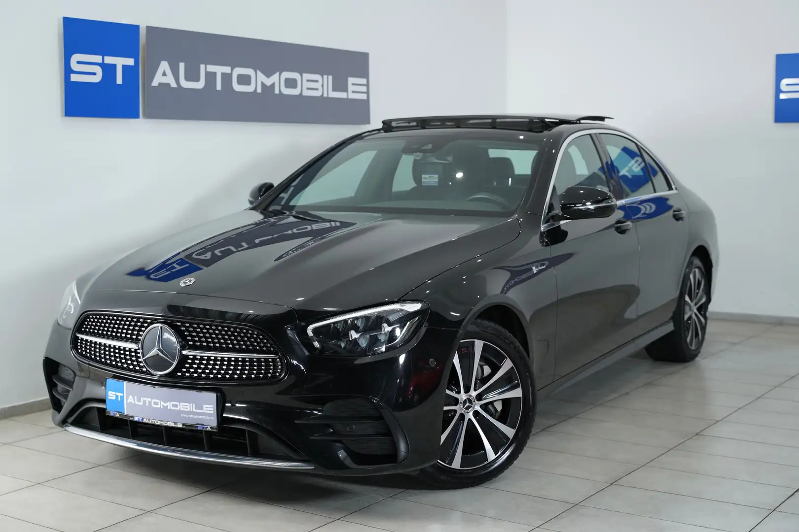 Mercedes-Benz E 300 de Aut. // 1.BESITZ // AMG-LINE // PANORAMADACH / Schwarz - 1