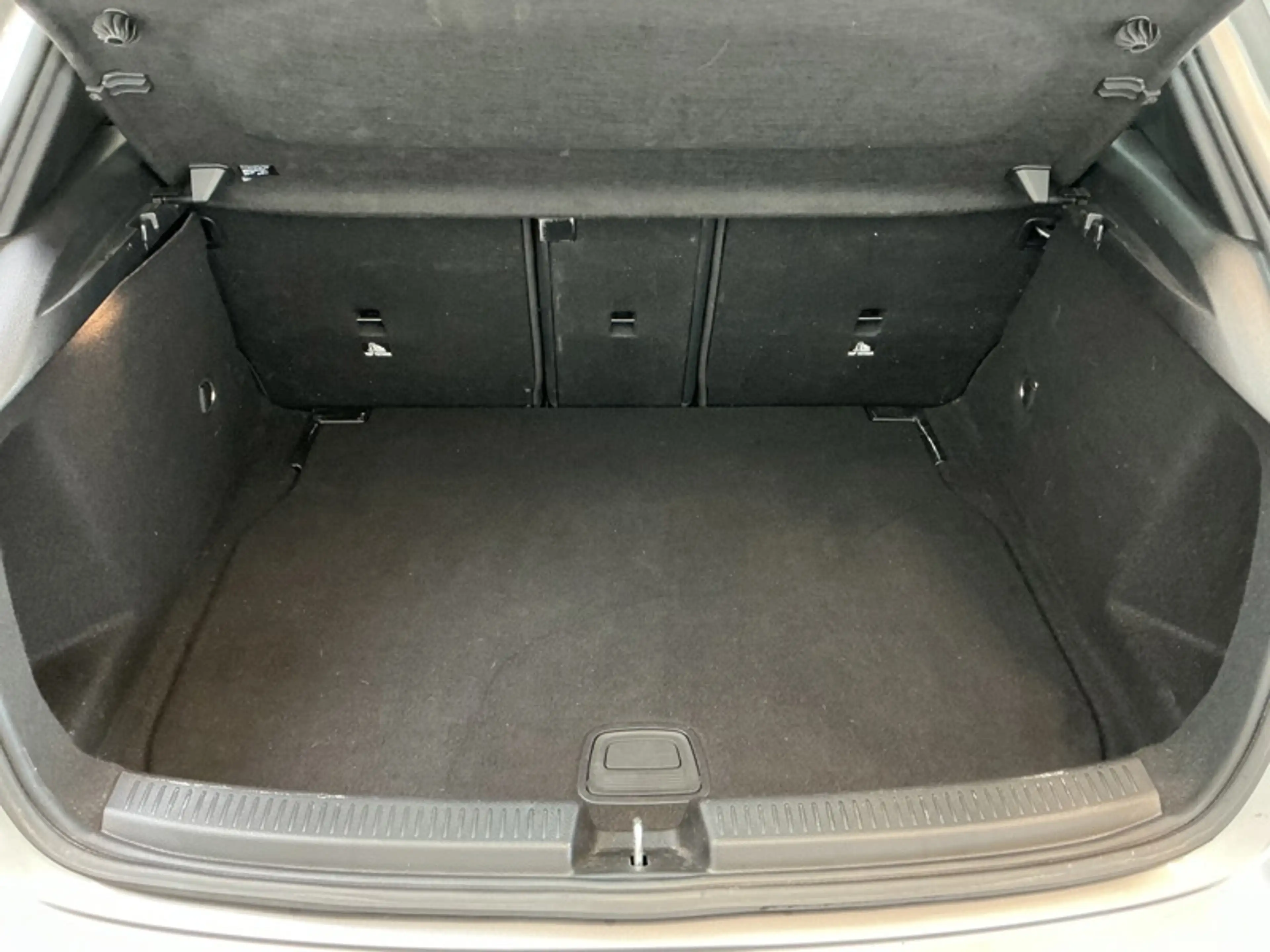 Mercedes-Benz A 180 d Essential Line — photo 4