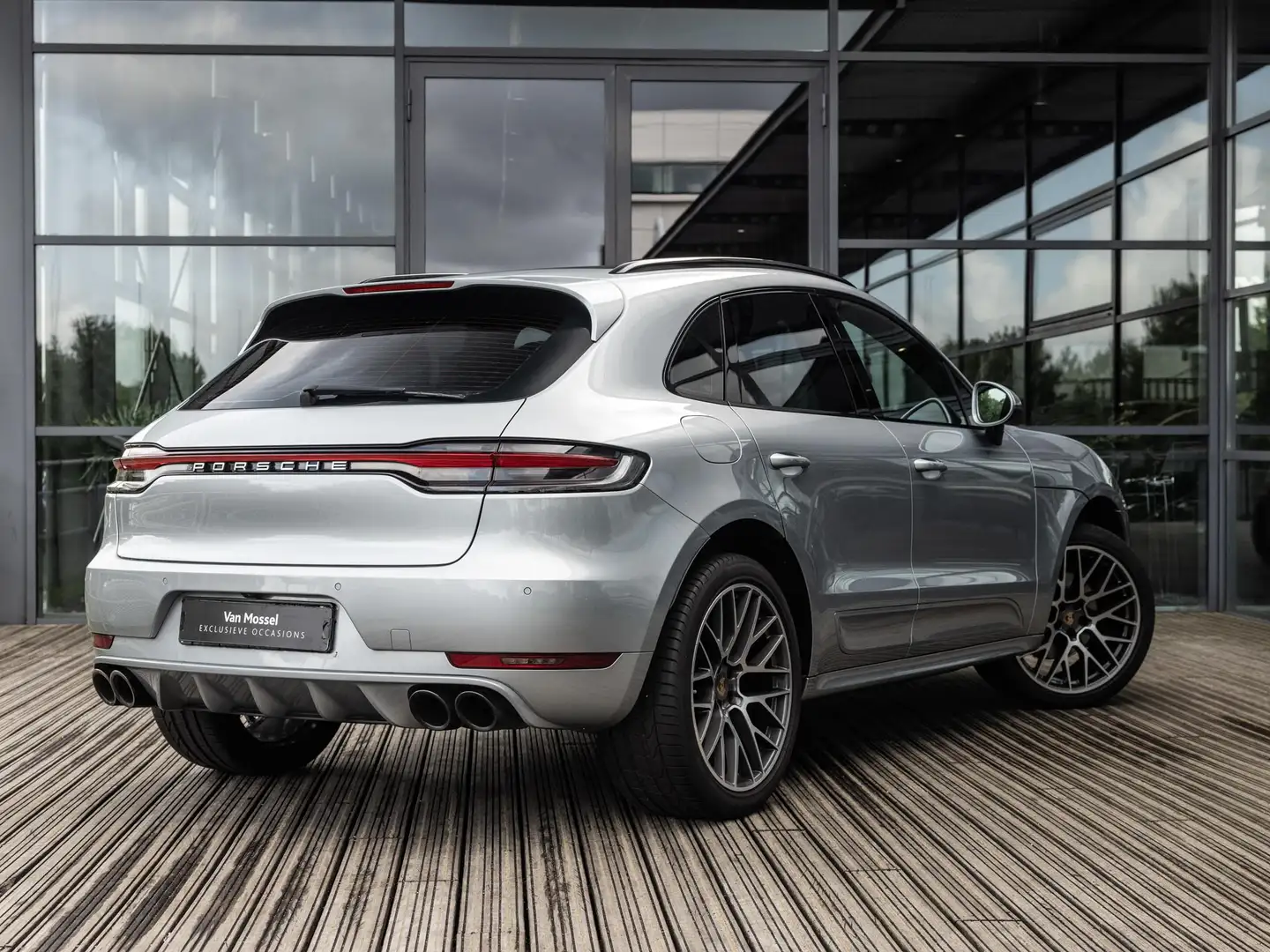Porsche Macan 2.0 | SPORTDESIGN | SPORTUITLAATEINDPIJPEN | BOSE Grijs - 2