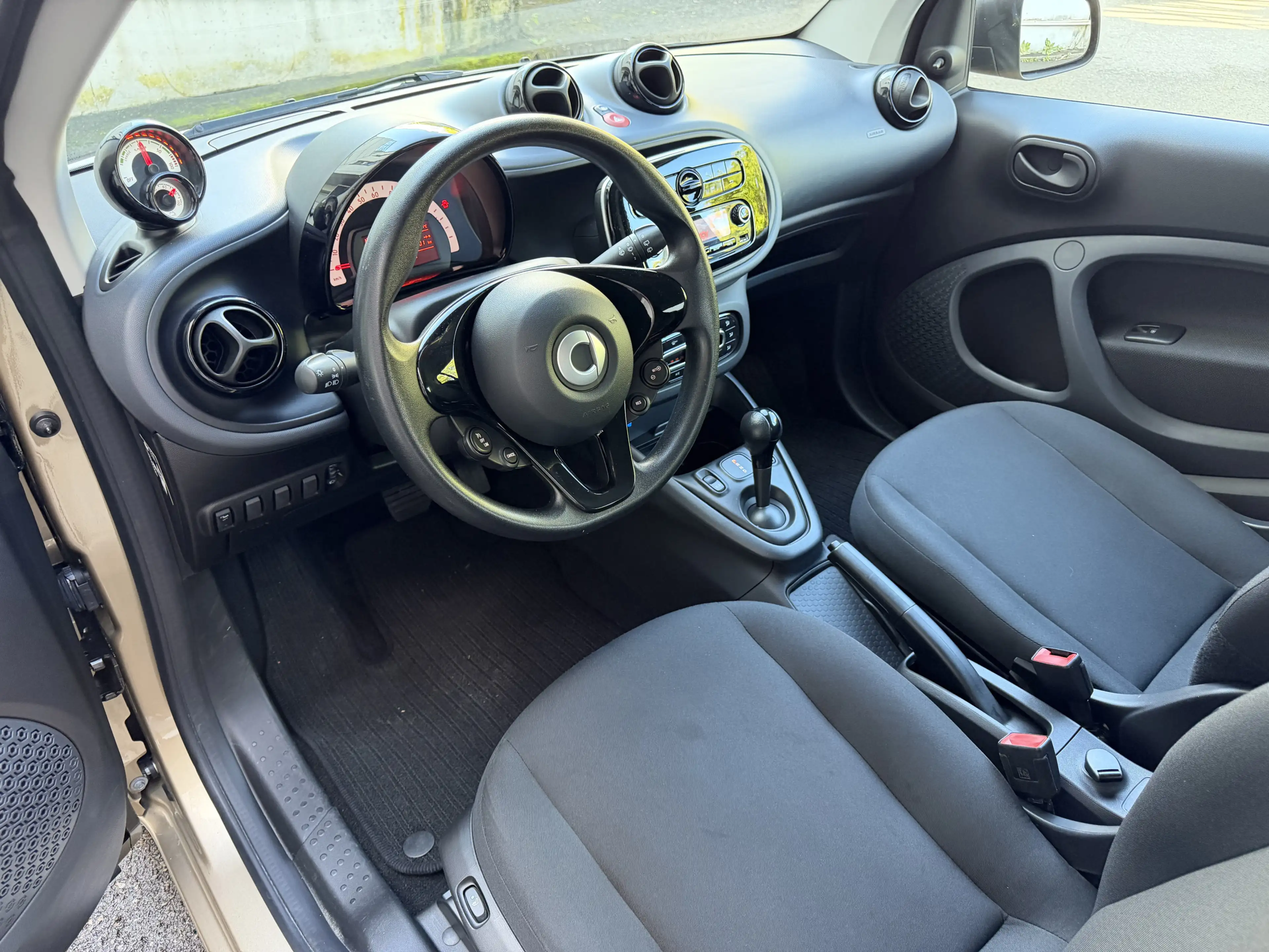 smart forTwo EQ Pure Tempomat Sitzheizung Bluetooth — photo 11