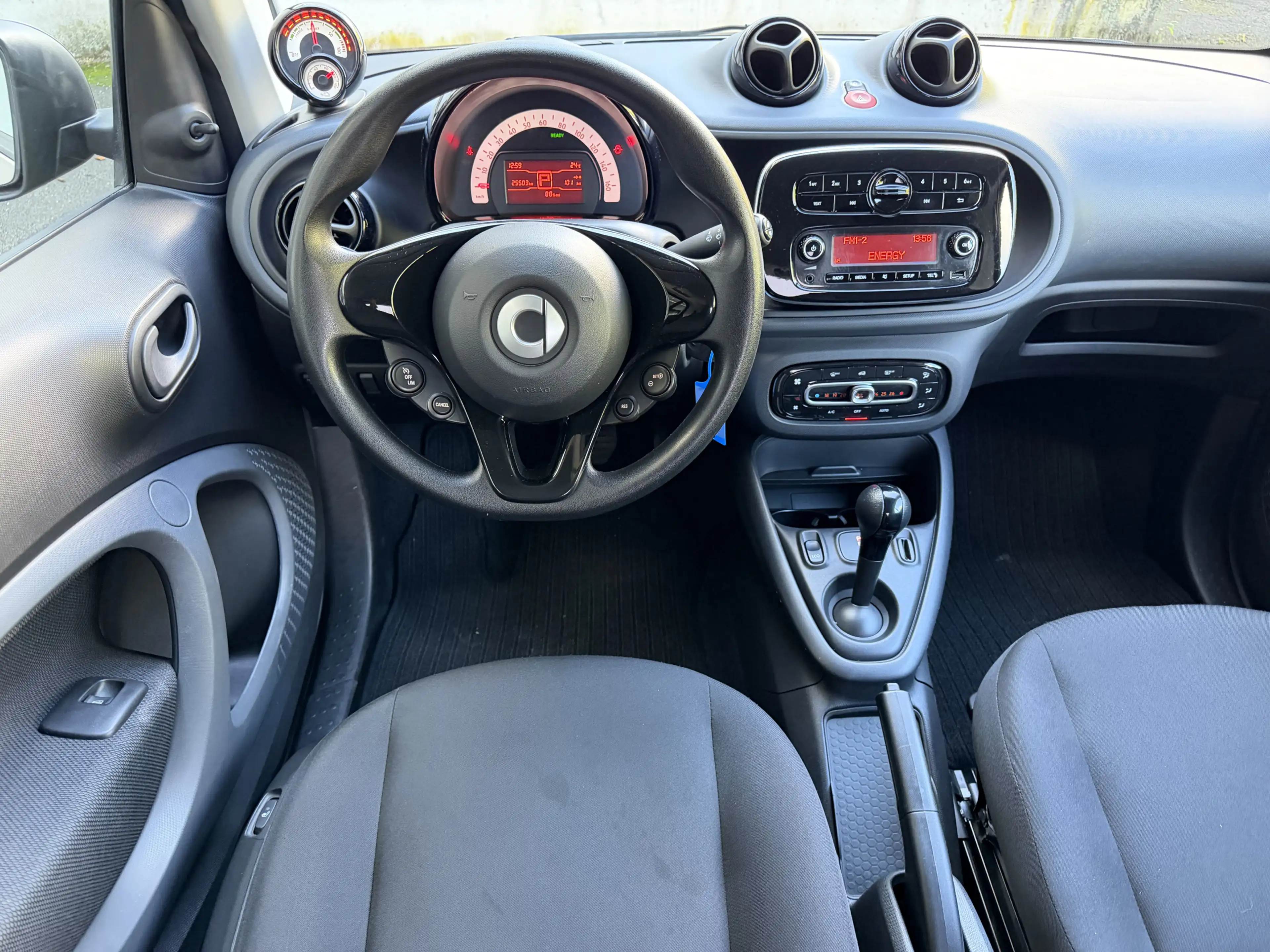 smart forTwo EQ Pure Tempomat Sitzheizung Bluetooth — photo 15