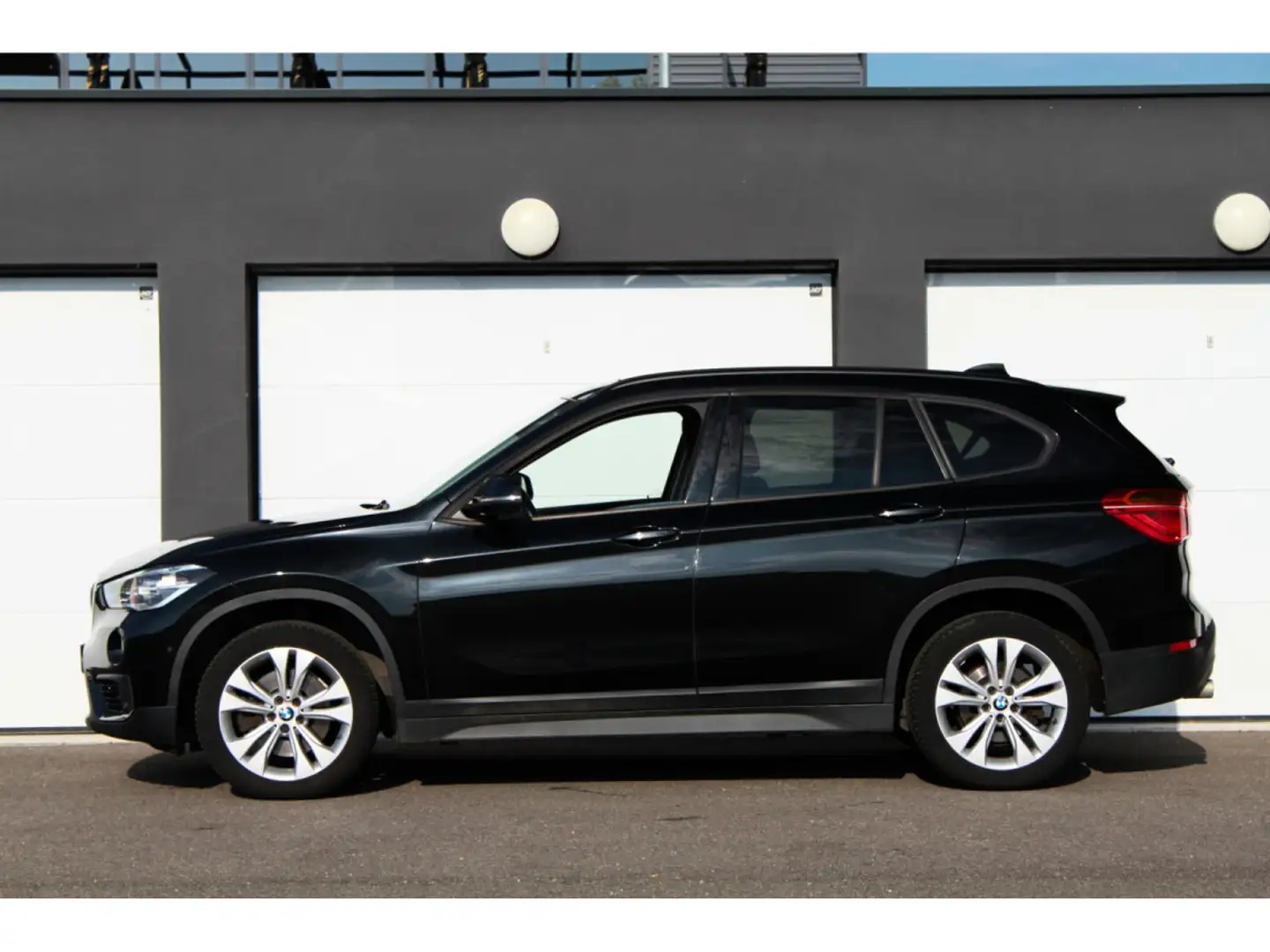 BMW X1 sDrive 20i Zwart - 2