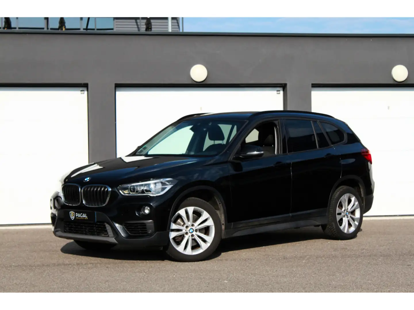 BMW X1 sDrive 20i Zwart - 1