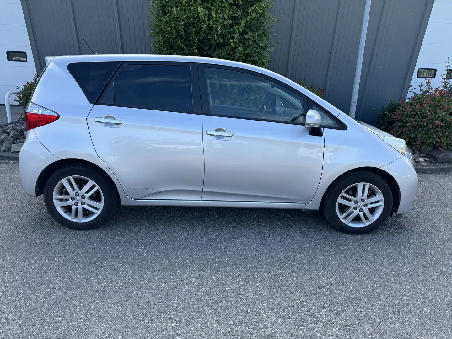 Toyota Verso-S 1.3 VVT-i Dynamic Gri - 1