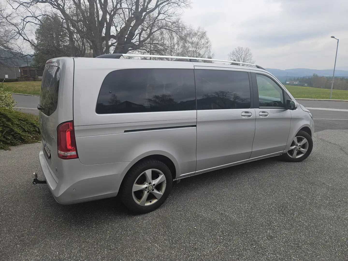 Mercedes-Benz V 250 V 250 d 4MATIC lang Aut. Silber - 2