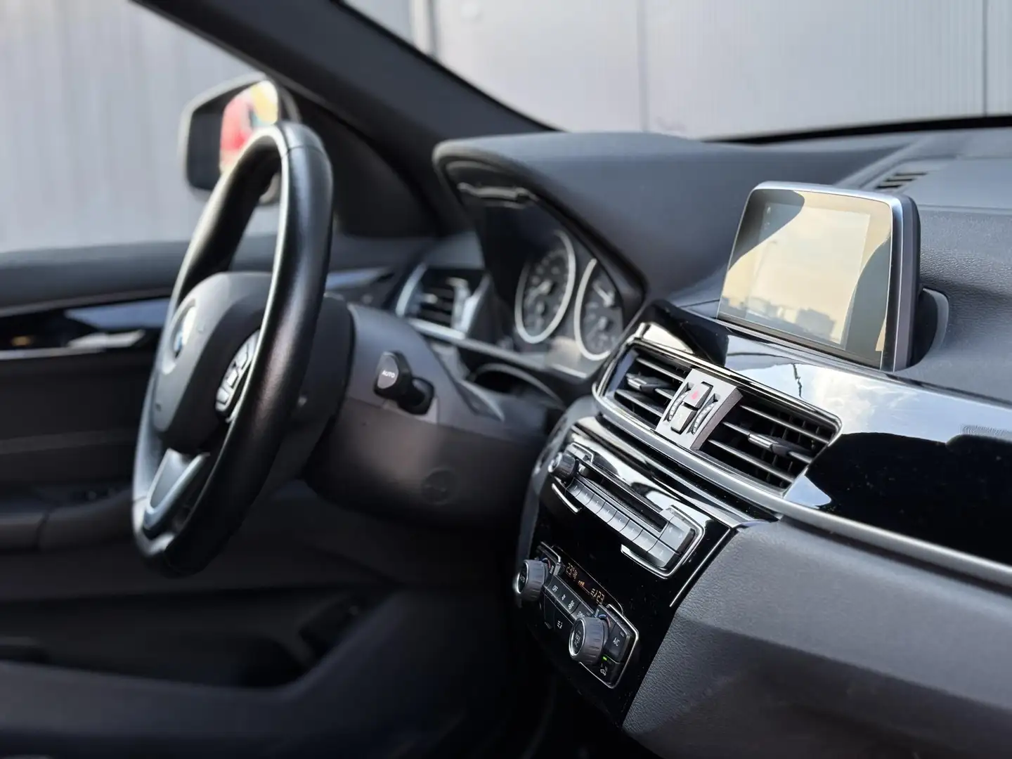 BMW X1 sDrive18i Executive Navigatie I Achteruitrijcamera Grijs - 2