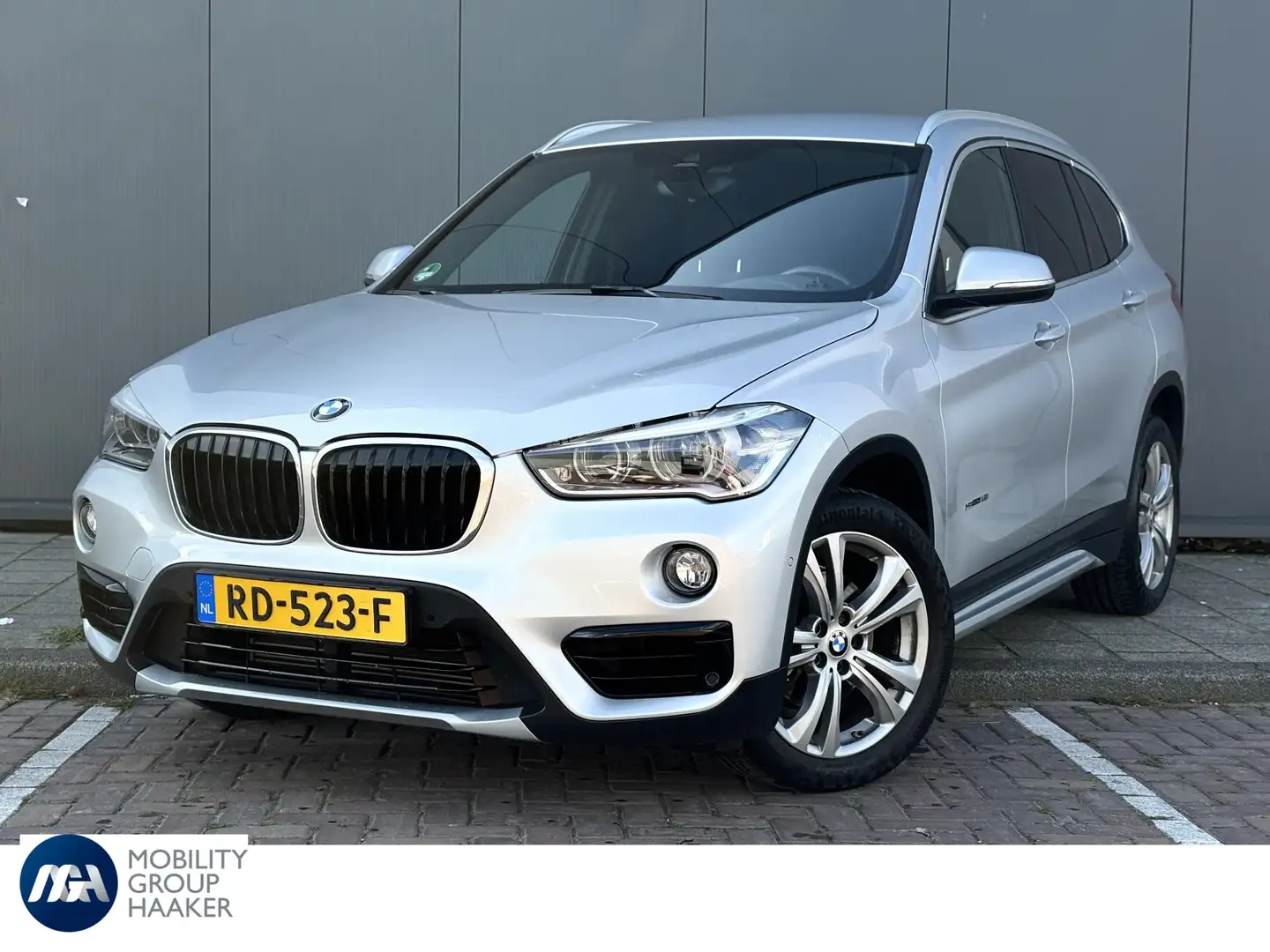 BMW X1 sDrive18i Executive Navigatie I Achteruitrijcamera Grijs - 1