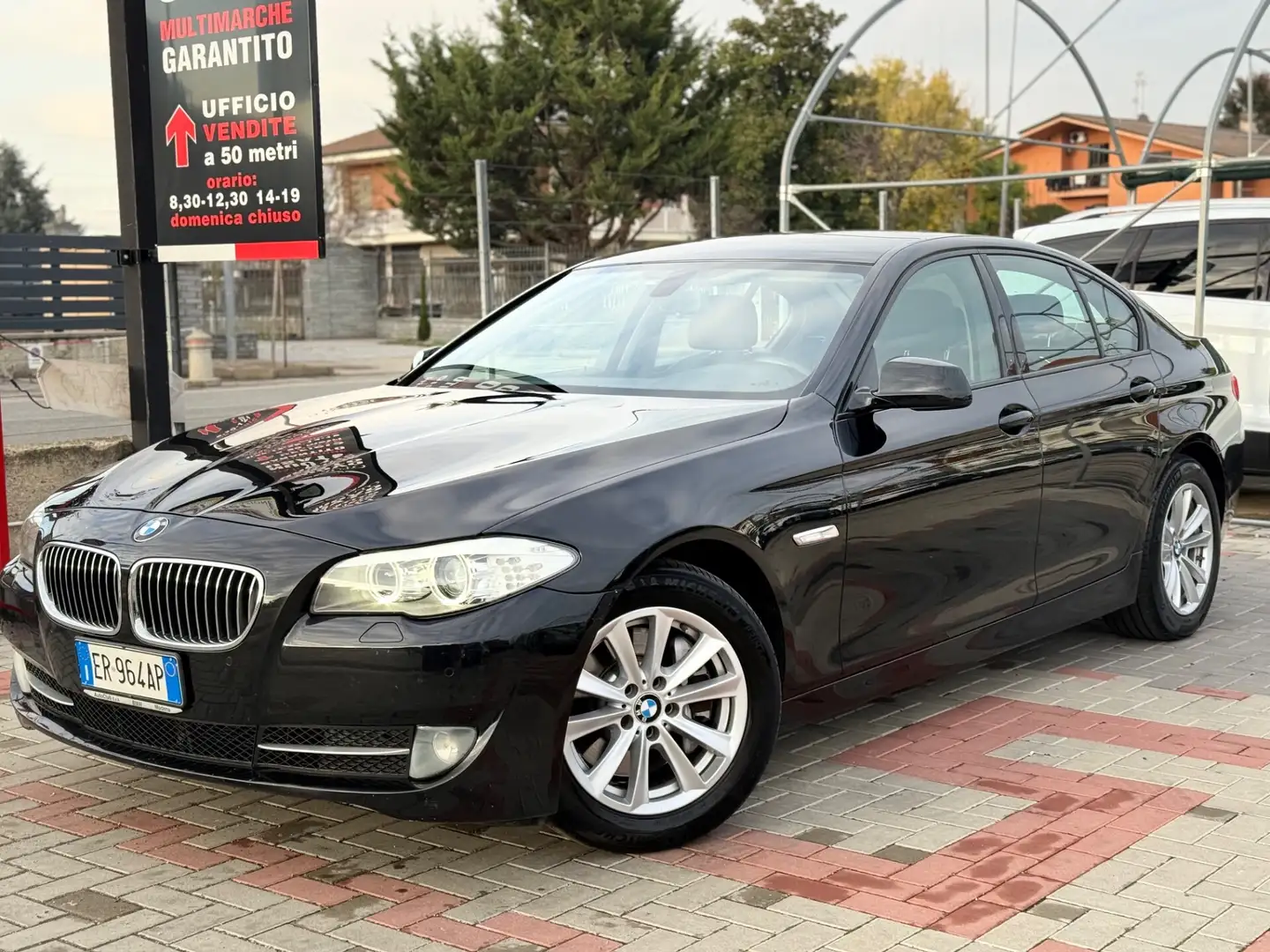 BMW 525 525d xDrive Futura Czarny - 2