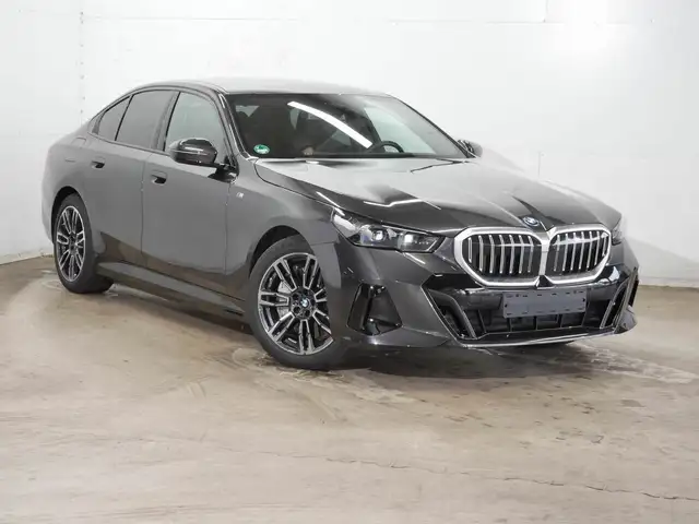 BMW 5 Series view 9