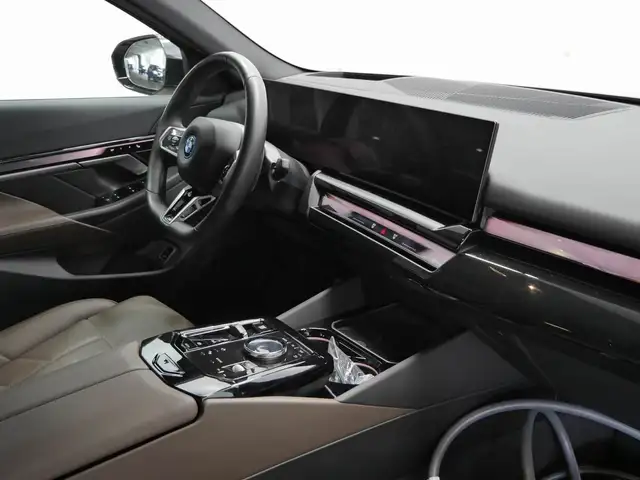 BMW 5 Series view 5