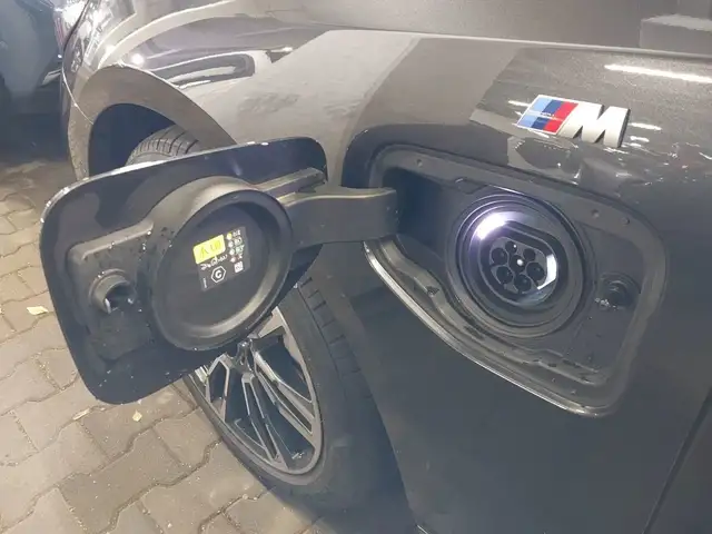 BMW 5 Series view 6