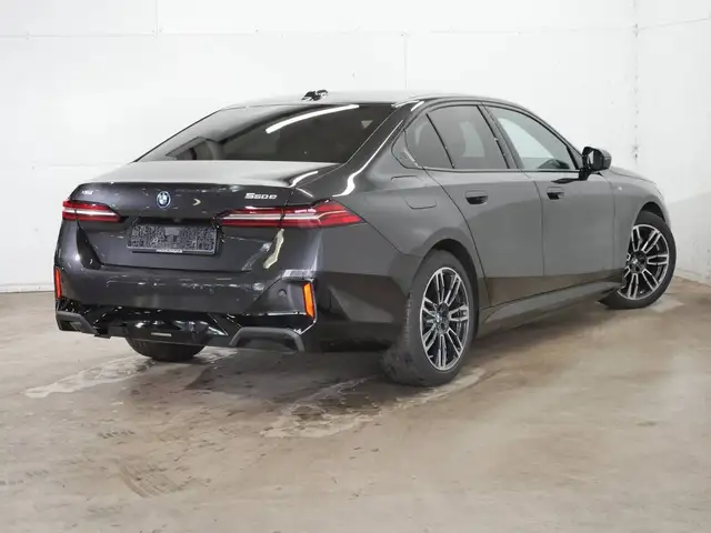 BMW 5 Series view 8