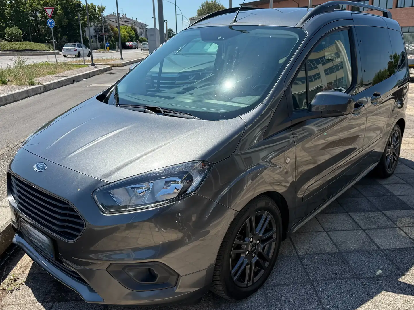 Ford Tourneo Courier Gris - 1