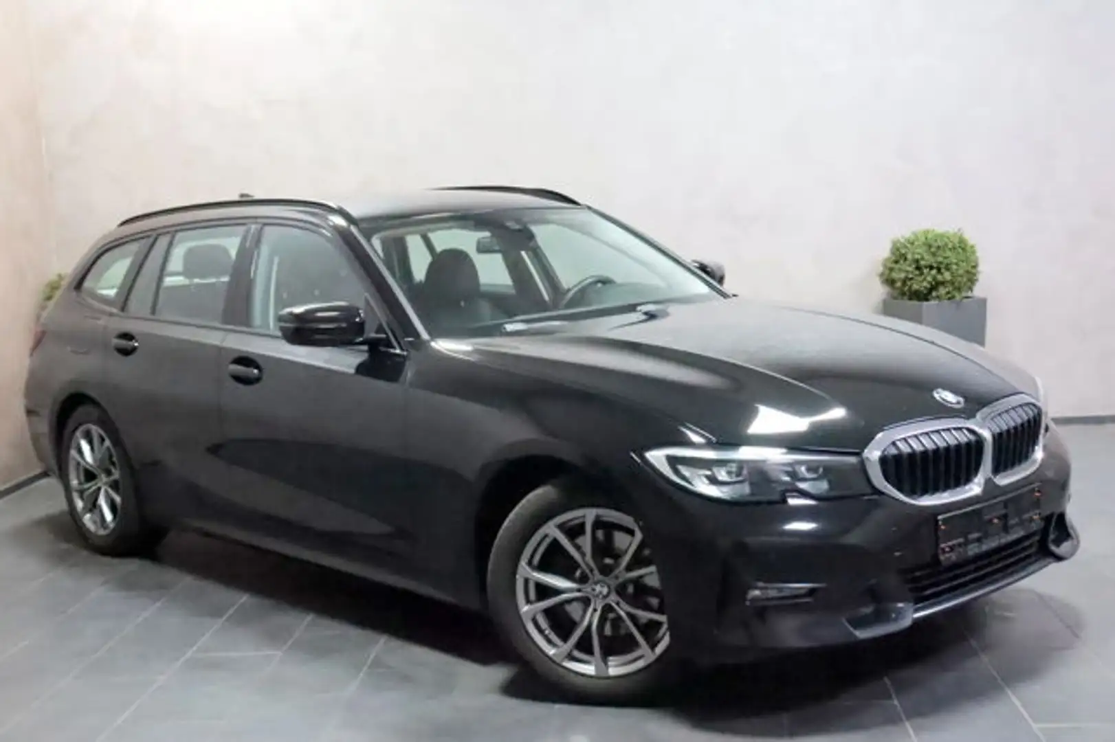 BMW 320 Sport Line Touring KAMERA LED NAVI SHZ PDC Schwarz - 2