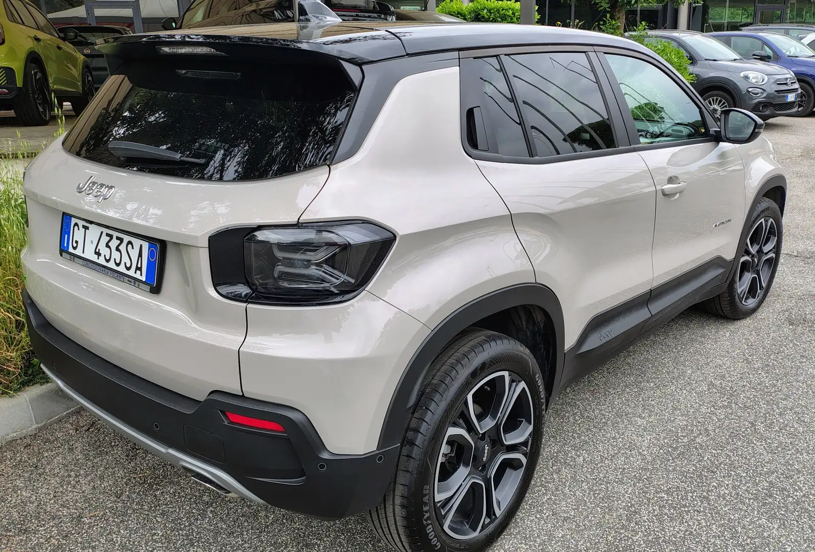 Jeep Avenger 1.2 Turbo MHEV Summit Grijs - 2