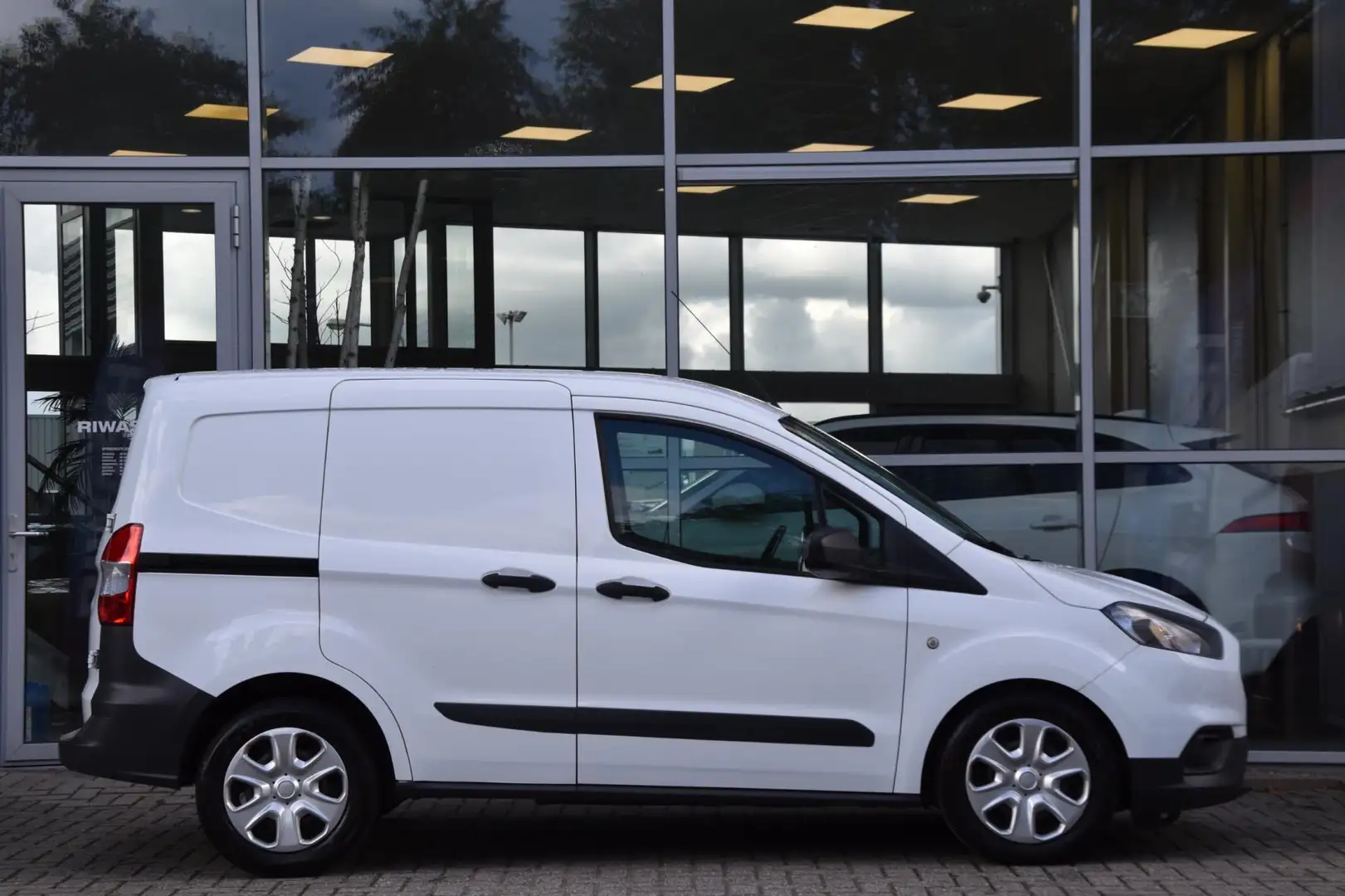 Ford Transit Courier 1.5 TDCI Trend Airco Elek. Ramen Btw 1ste Eigenaar Wit - 2