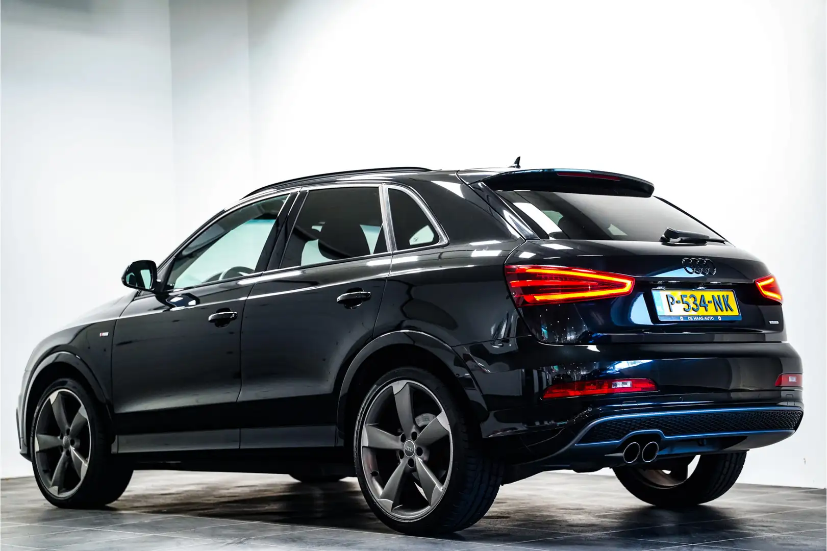 Audi Q3 2.0 TFSI quattro Pro Line S-Line|Trekhaak|Pano dak Zwart - 2