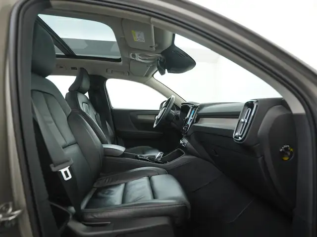 Volvo XC40 view 3