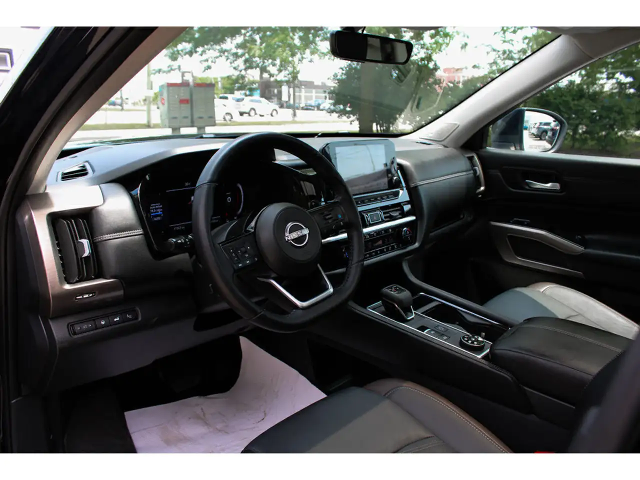 Nissan Pathfinder снимка Nissan Pathfinder