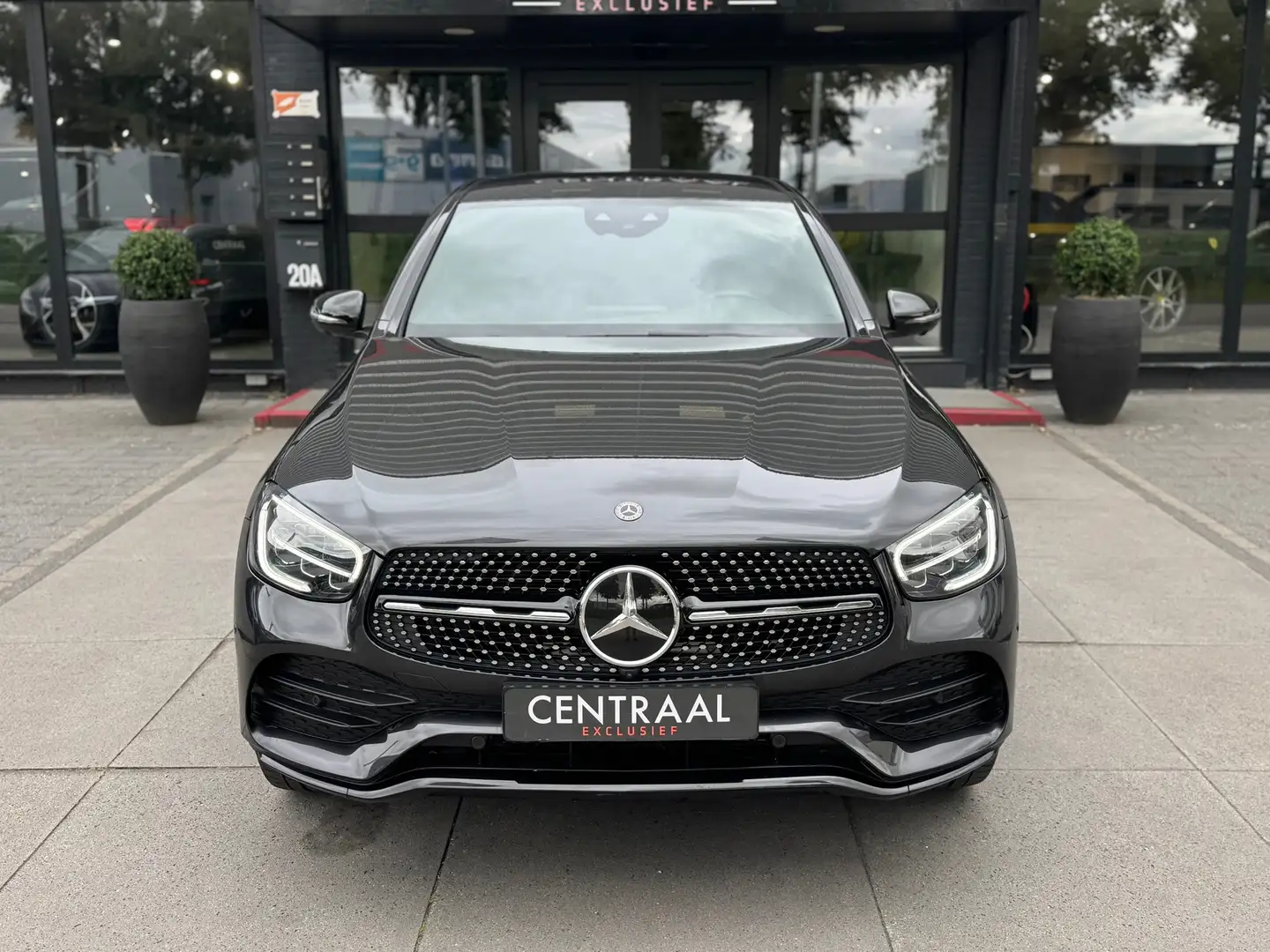 Mercedes-Benz GLC 300 Coupé 300e 4MATIC AMG 320PK|360Camera|Keyless|Lede Grijs - 2