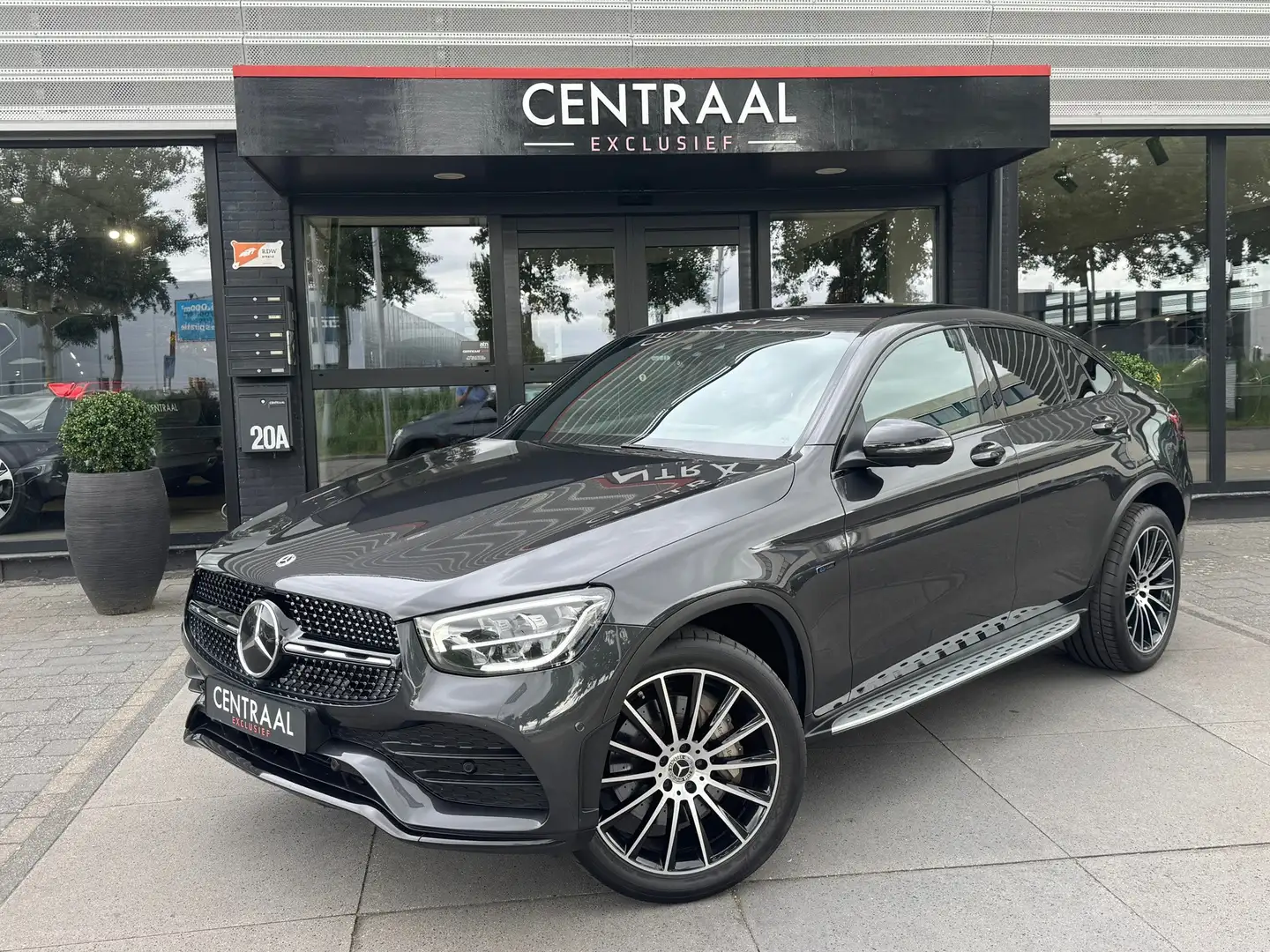 Mercedes-Benz GLC 300 Coupé 300e 4MATIC AMG 320PK|360Camera|Keyless|Lede Grijs - 1