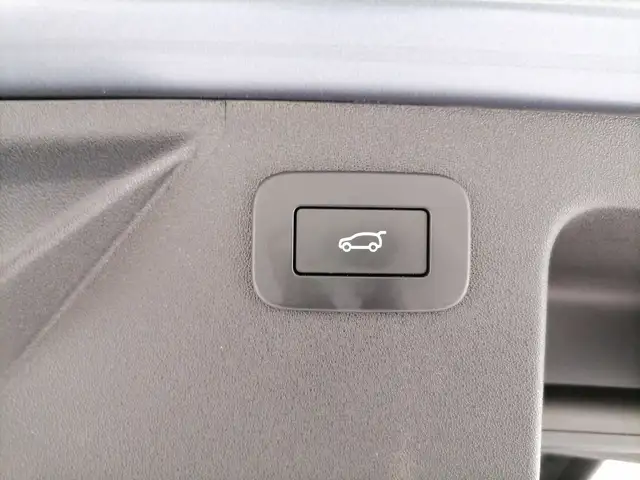 Land Rover Discovery Sport view 12