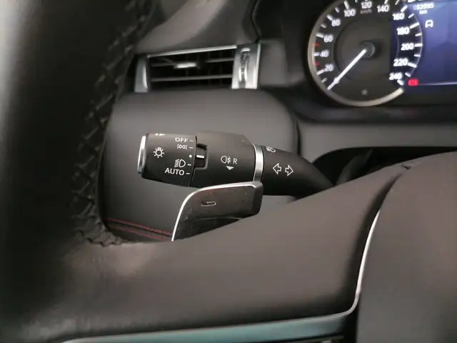 Land Rover Discovery Sport view 30